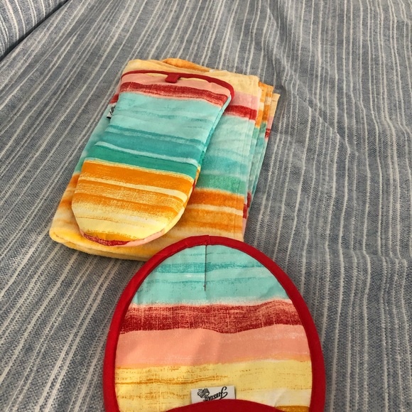 Colorful Kitchen Mitts and Towels - Picture 2 of 3
